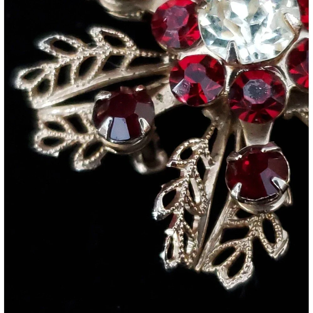 Vtg Unsigned Floral Metal Brooch/Pin, Rhinestone, Red Stones Gold Colored Leaves